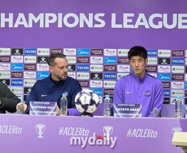 산프레체 히로시마 바르토슈 가올 감독, 아라키 하야토(왼쪽부터)./목동종합운동장=노찬혁 기자