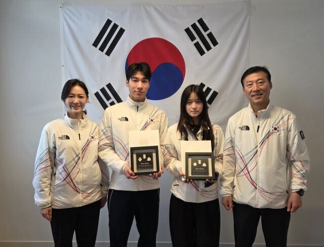 왼쪽부터 이수경 선수단장, 황대헌, 최가온, 김택수 선수촌장./대한체육회