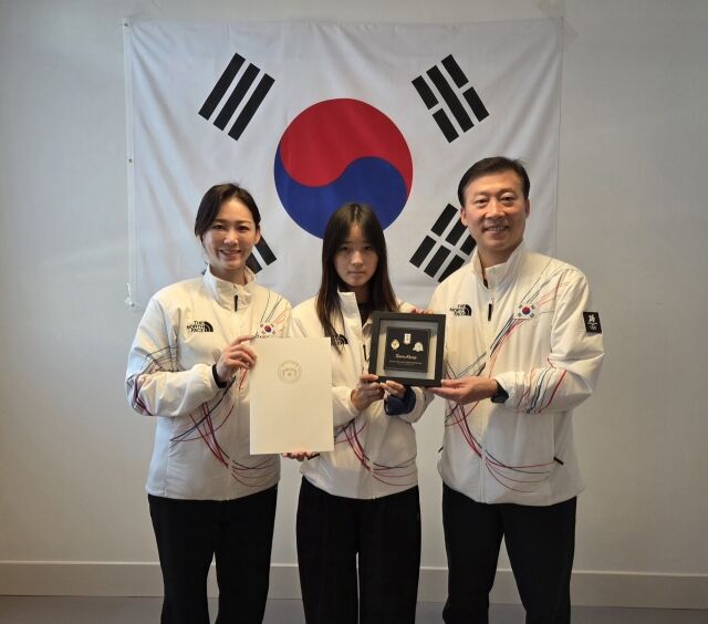 왼쪽부터 이수경 선수단장, 최가온, 김택수 선수촌장./대한체육회