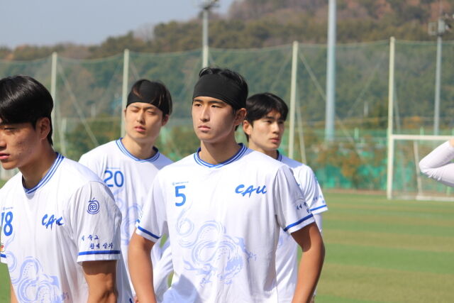 중앙대학교 이탁호(오른쪽에서 두 번째)./한국대학축구연맹 제공