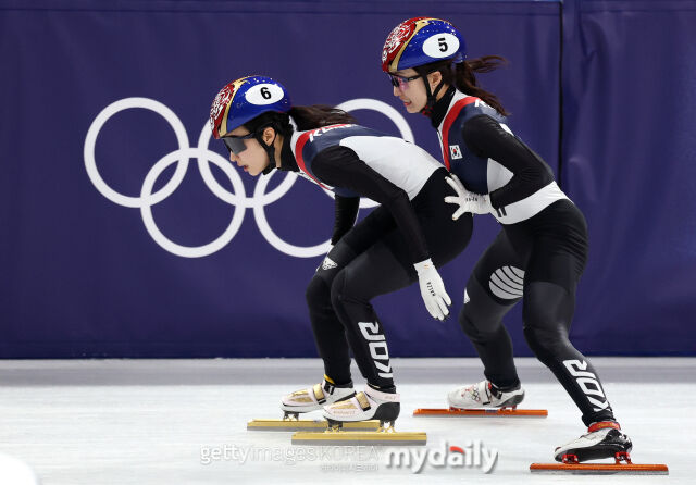 최민정이 김길리를 밀어주고 있다./게티이미지코리아
