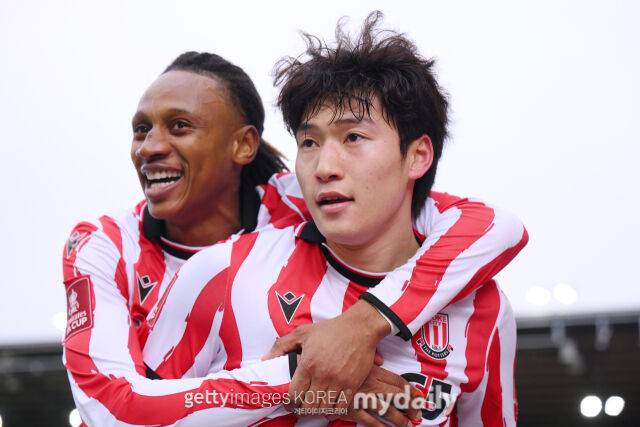 배준호(오른쪽)가 득점한 뒤 라민 시세의 축하를 받고 있다. /게티이미지코리아