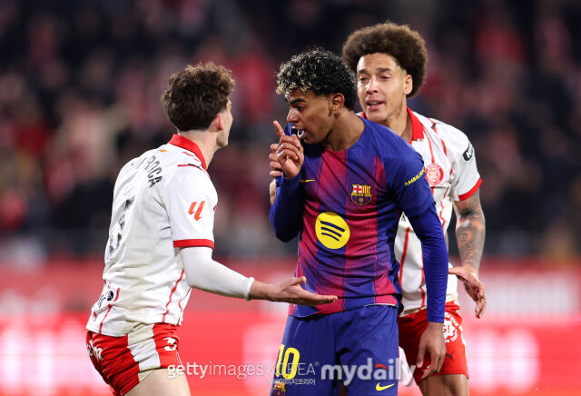 17일 지로나 선수들과 말다툼을 벌이는 야말(가운데). /게티이미지코리아