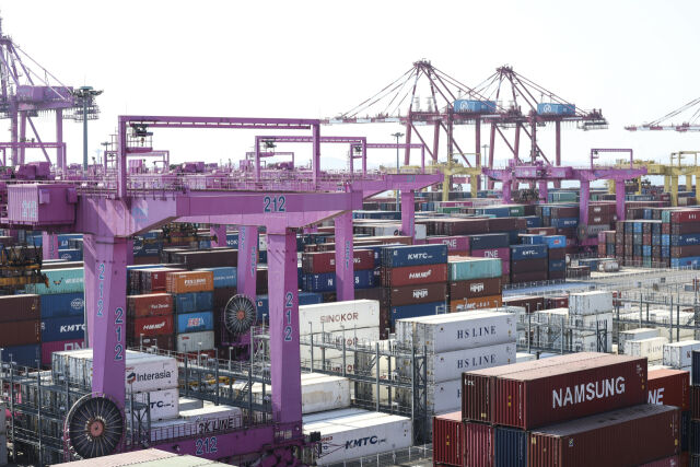 인천 연수구 인천신항 야적장에 컨테이너가 놓여 있다. /뉴시스