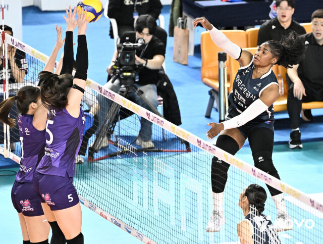 공격하는 모마./KOVO