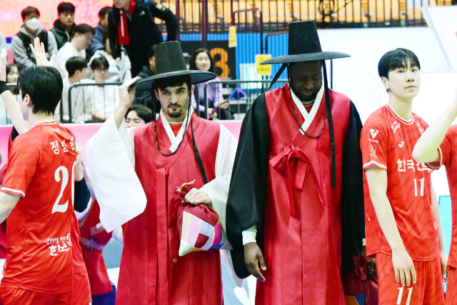 설날을 맞아 한복을 입고 등장한 한국전력 무사웰(왼쪽), 베논 / 한국배구연맹(KOVO) 