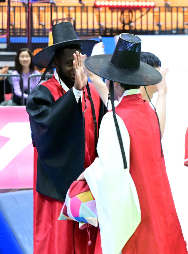 한복 입은 한국전력 베논과 무세웰이 하이파이브를 하고 있다. / 한국배구연맹(KOVO) 