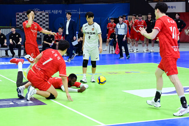 한국전력 베논이 디그를 시도하기 위해 몸을 날렸지만 실패한 뒤 아쉬워 하고 있다. / 한국배구연맹(KOVO) 