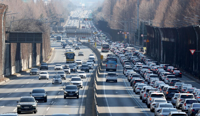 설날인 17일 오후 서울 서초구 경부고속도로 잠원IC 인근에 귀경 차량 행렬이 늘어나고 있다./뉴시스