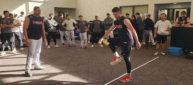 LG 트윈스 앤더스 톨허스트가 제기차기를 하고 있다./LG 트윈스