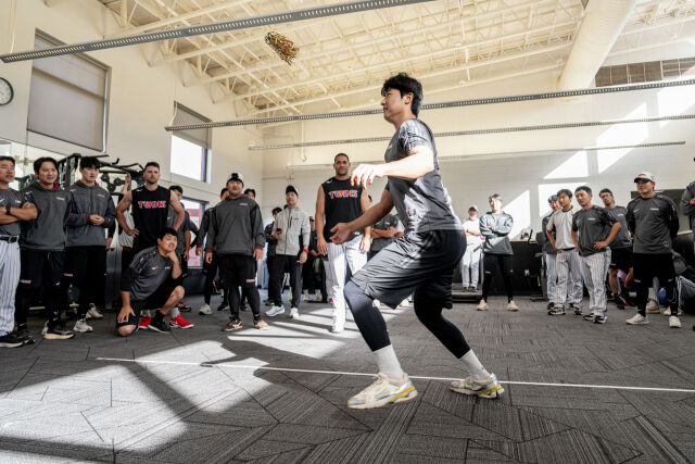 LG 트윈스 이정용이 제기차기를 하고 있다./LG 트윈스