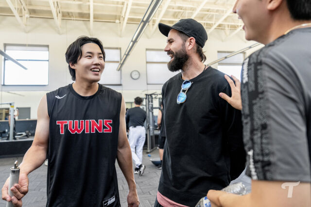 케이시 켈리(오른쪽)가 LG 스프링캠프지를 찾았다./LG 트윈스