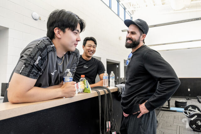 케이시 켈리(오른쪽)가 LG 스프링캠프지를 찾았다./LG 트윈스