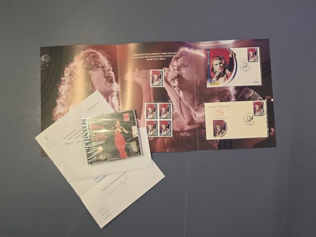 마르티나 코르냐 씨가 차준환에게 선물한 밀바의 앨범과 특별 우표 세트./대한체육회