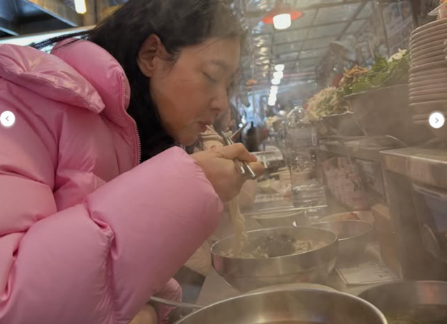 '산소같은 여자' 배우 이영애가 서울 광장시장서 칼국수를 먹고 있다./이영애 소셜미디어