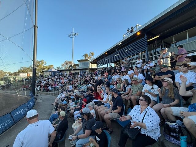 KT 위즈 연습경기를 지켜본 현지 야구 팬들./KT 위즈