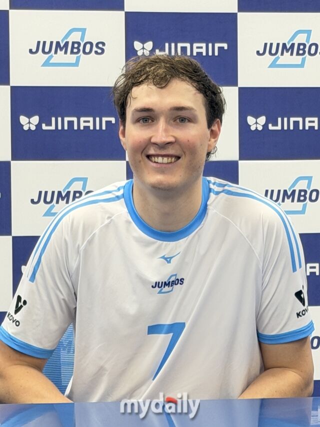 18일 OK저축은행전이 끝난 후 취재진과 인터뷰를 진행한 대한항공 이든/최병진 기자