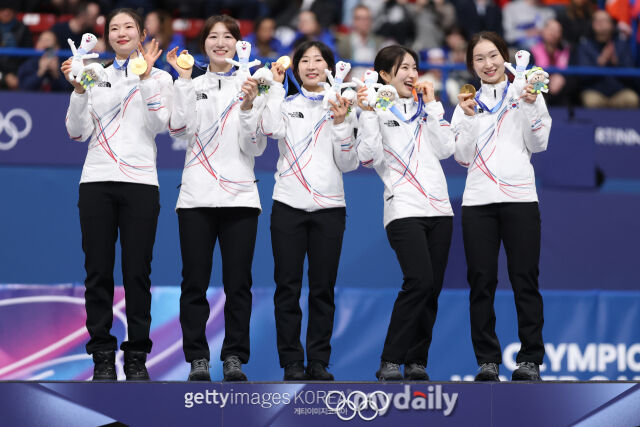 한국 선수들이 19일 3000m 계주 후 시상대 가장 높은 곳이 섰다. /게티이미지코리아