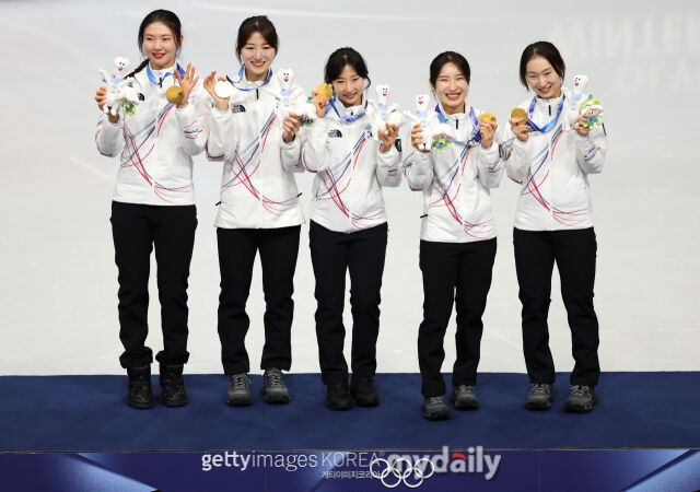 금메달 세리머니를 펼치는 한국 선수들. /게티이미지코리아