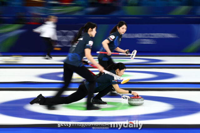 한국 선수들이 17일 중국을 상대로 경기를 벌이고 있다. /게티이미지코리아