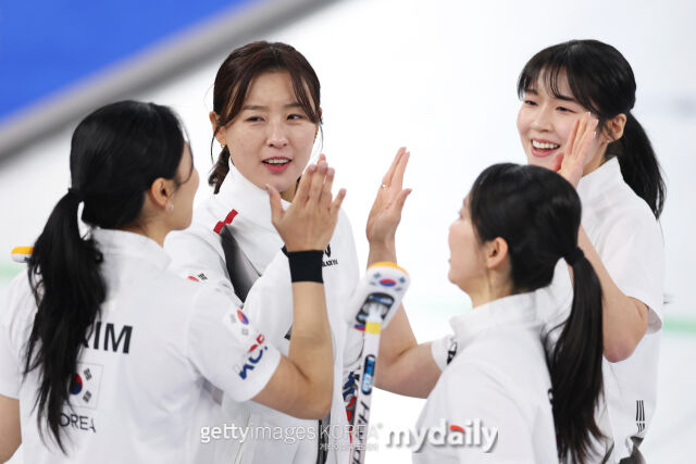 한국 여자 컬링 대표팀 선수들이 18일 스웨덴과 경기에서 승리한 후 하이파이브를 하고 있다. /게티이미지코리아