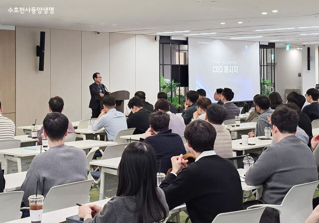 성대규 동양생명 대표이사가 지난 13일 열린 타운홀 미팅에서 임직원에게 경영 전략 방향 등에 대해 설명하고 있다. /동양생명