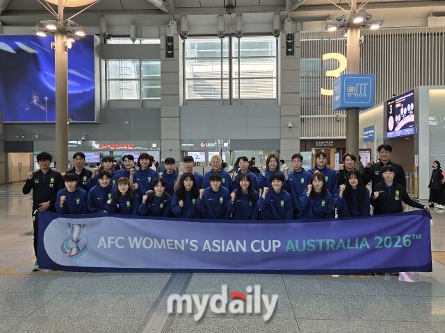 신상우 감독이 이끄는 대한민국 여자 축구대표팀이 19일 인천국제공항 제1여객터미널을 통해 2026 아시아축구연맹(AFC) 아시안컵이 열리는 호주로 출국했다./인천국제공항=노찬혁 기자