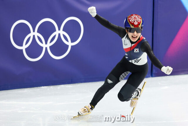 김길리가 19일 여자 3000m 계주에서 가장 먼저 결승선을 통과한 후 두 팔을 벌리며 환호하고 있다. /게티이미지코리아