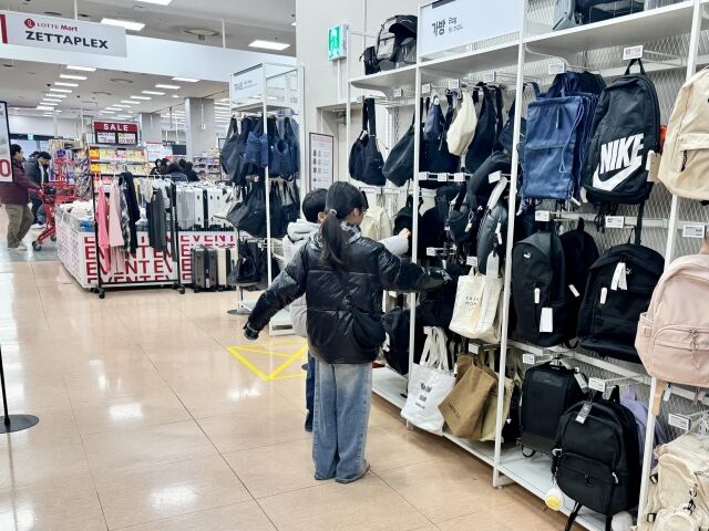 롯데마트 제타플렉스 서울역점에서 아이들이 신학기를 맞아 가방을 둘러보고 있다. /롯데마트