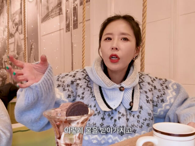 신지가 데뷔 후 여고생들에게 물벼락을 맞았다고 말했다. / 유튜브 '어떠신지'