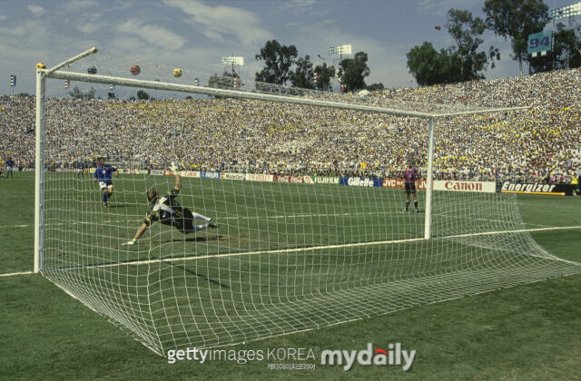 1994 미국 월드컵 브라질과 결승전에서 승부차기를 실축하는 바조(위 파란색 유니폼). /게티이미지코리아