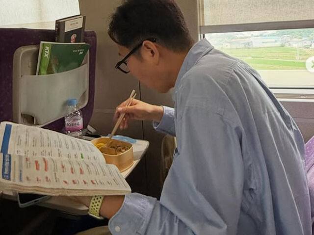 김영철이 기차로 이동 중에도 영어 단어장을 손에서 놓지 않아 감탄을 자아냈다. / 김영철 소셜미디어