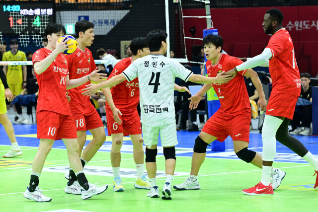 한국전력 베논이 득점을 올린 뒤 동료들과 기뻐하고 있다. / 한국배구연맹(KOVO)