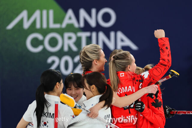 한국 선수들(왼쪽)이 19일 캐나다와 경기에서 패한 후 아쉬워하고 있다. /게티이미지코리아