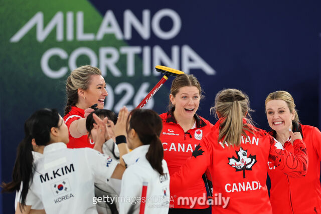한국 선수들(왼쪽)과 캐나다 선수들이 경기 후 하이파이브를 하고 있다. /게티이미지코리아