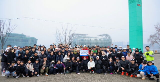 지난 2월 14일(토), ‘션과 함께하는 밸런타인데이 기부런’ 참가자들이 기념촬영을 하고 있다. 이날 모금된 참가비 전액은 위기가정아동을 돕기 위해 홀트아동복지회로 전달됐다.