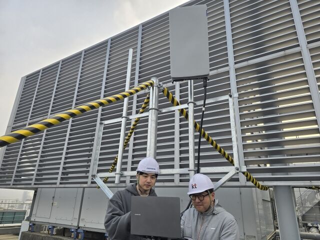 삼성전자 차세대통신연구센터와 KT 연구진이 서울 우면동 소재 삼성전자 서울R&D캠퍼스에서 초고집적 다중 안테나 기술을 검증하고 있다. /삼성전자