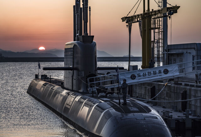 대한민국 핵심 국가전략부대인 해군 잠수함사령부 승조원들이 경남 진해시 해군 잠수함사령부에 정박된 국내 독자 설계·건조한 3000톤급 잠수함 1번함 ‘도산안창호함’에서 떠오르는 태양 뒤로 연말 대비태세를 위해 출항 준비를 하고 있다. /뉴시스