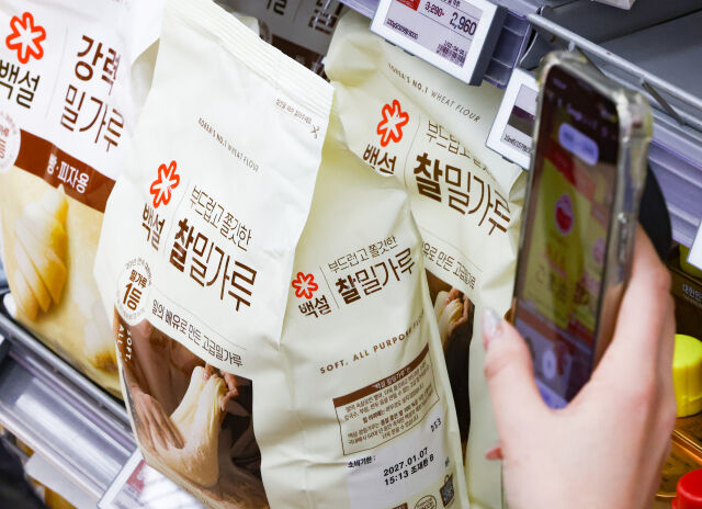 서울 시내 한 대형마트에 밀가루가 진열돼 있다. /뉴시스