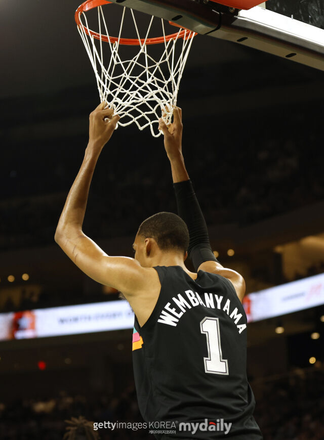 덩크하는 웸반야마. /게티이미지코리아