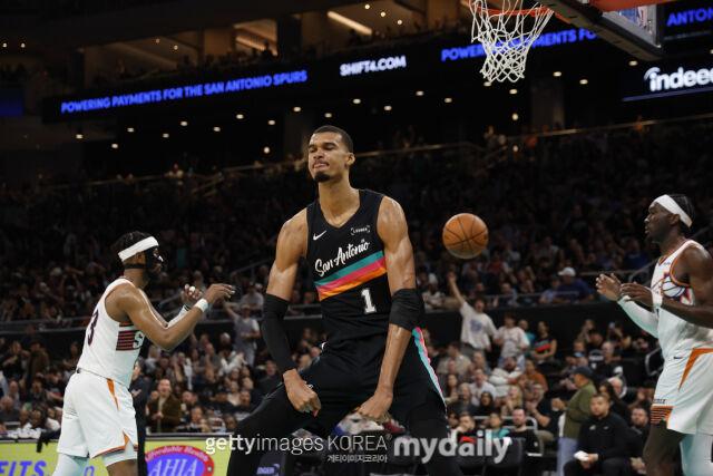 웸반야마(가운데)가 20일 피닉스와 경기에서 득점 후 자신감 넘치는 포즈를 취하고 있다. /게티이미지코리아