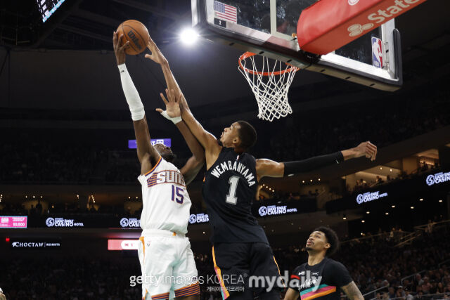 블록슛하는 웸반야마(가운데). /게티이미지코리아