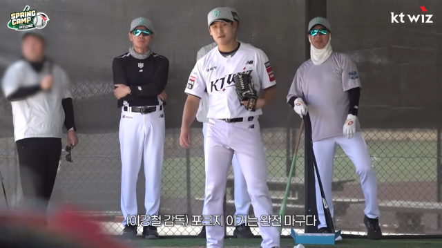 박지훈의 킥 체인지업을 보고 이강철 감독이 감탄을 금치 못했다./위즈TV 캡처