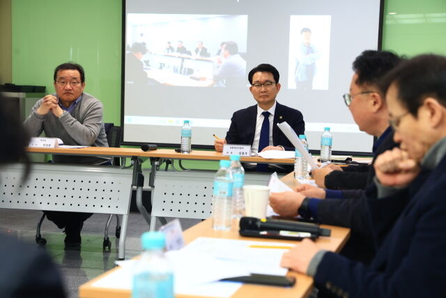 농협 개혁 추진단 공동 추진단장인 명지대 원승연 교수(왼쪽와 김종구 농식품부 차관. /농협중앙회