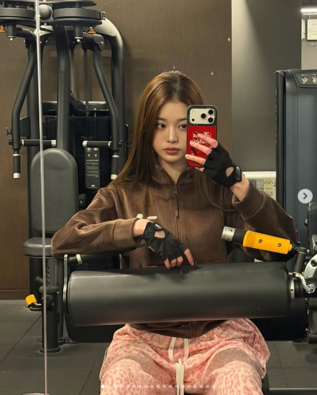 그룹 아이브(IVE)의 장원영이 헬스장에서도 감탄을 자아내는 독보적인 비주얼로 근황을 전했다./장원영 소셜미디어