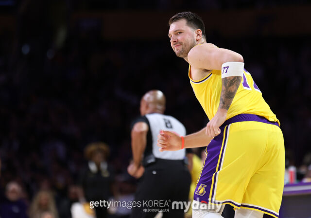 돈치치가 21일 클리퍼스와 경기에서 득점 후 백코트하고 있다. /게티이미지코리아