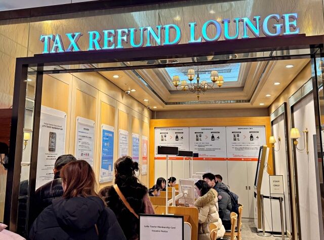 롯데백화점 지하 1층 택스리펀 라운지에 외국인들이 입장 대기를 하고 있다. /롯데백화점
