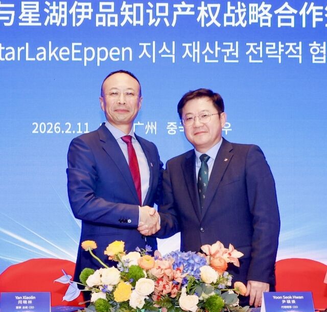 CJ제일제당은 지난 11일 중국 국유기업 ‘싱후이핀’과 라이신 제품의 기술 라이선스 계약을 체결했다. 윤석환 CJ제일제당 대표(오른쪽)과 엔 샤오린(Yan Xiaolin) 싱후이핀 대표가 협약식 기념촬영을 하고 있다. /CJ제일제당