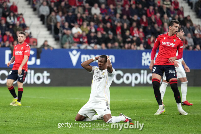 레알 마드리드 수비수 다비드 알라바(가운데)가 기회를 놓친 뒤 머리를 감싸쥐고 있다. /게티이미지코리아