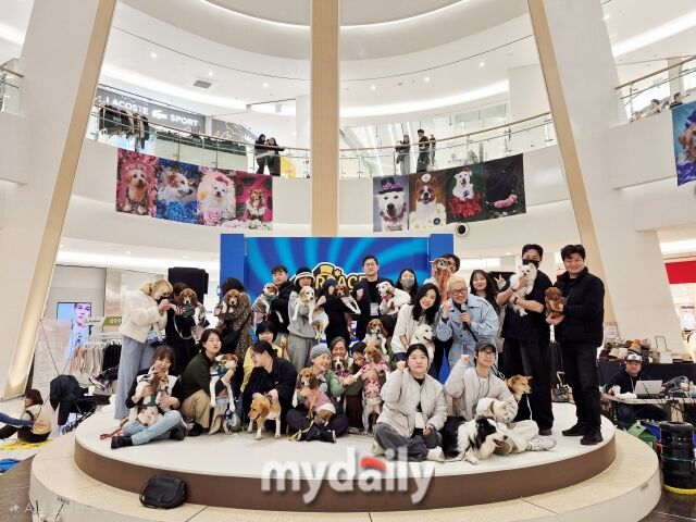 22일 경기 화성시 동탄 타임테라스 아트리움에서 열린 ‘리홈 플리마켓’에서 참가자들과 구조견들이 기념촬영을 하고 있다. /방금숙 기자
